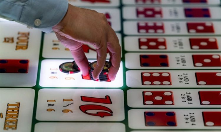 Kết quả được xác định dựa trên tổng số điểm của ba viên xúc xắc sau khi được lắc